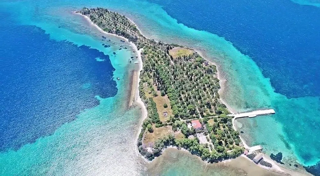 Αγία Τριάδα, Ερέτρια: Το νησί σε σχήμα κιθάρας που λάτρεψαν οι Beatles
