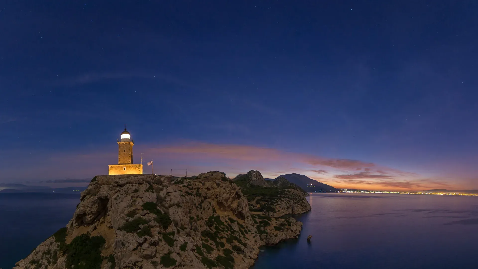 Λουτράκι: Στον Φάρο Μελαγκάβι για το ωραιότερο ηλιοβασίλεμα στον Κορινθιακό