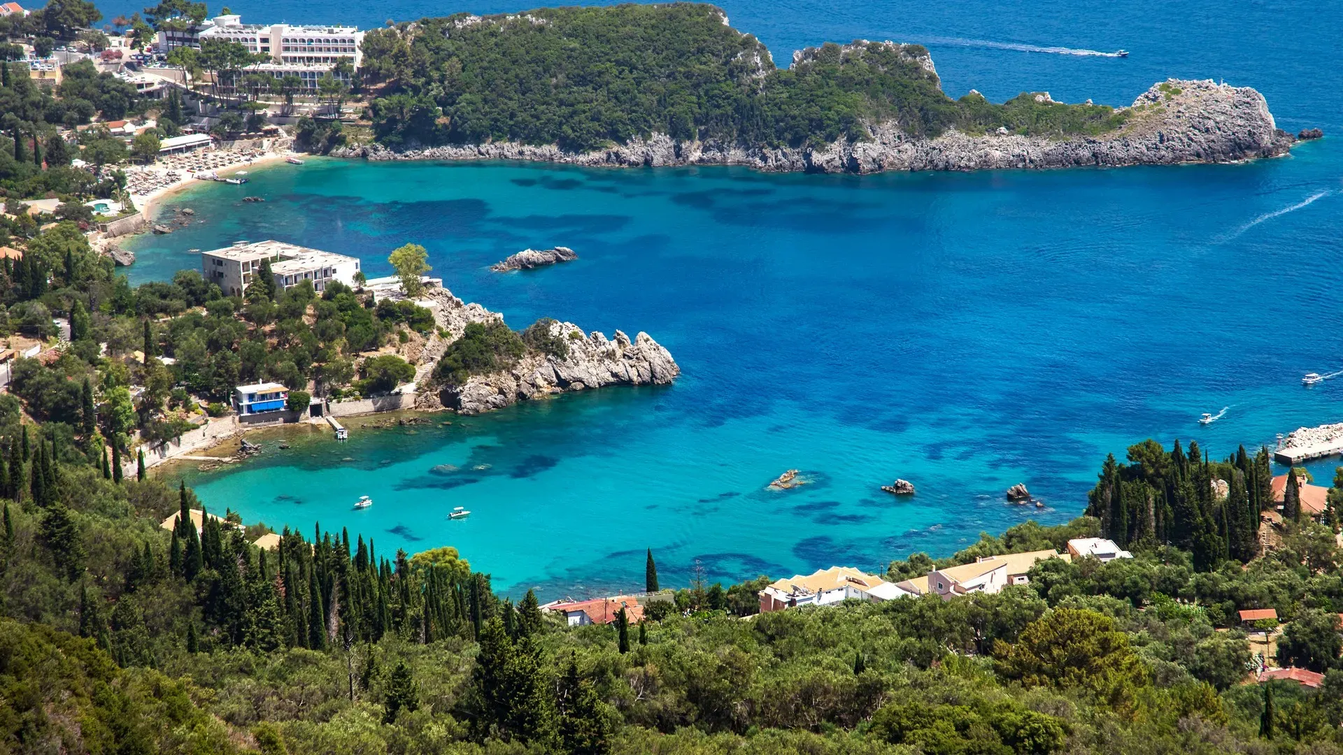 Παλαιοκαστρίτσα: Το φημισμένο θέρετρο της Κέρκυρας με την πλούσια φυσική ομορφιά