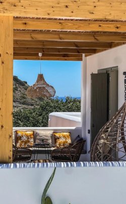 apademia_skyros