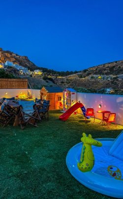 apademia_skyros