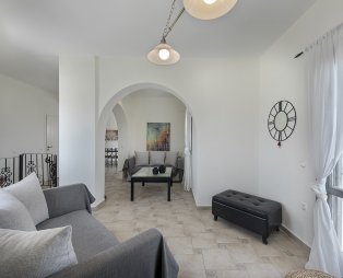 Hemera Holiday Home villa in Santorini: Ονειρεμένες διακοπές σε μια εντυπωσιακή κυκλαδίτικη βίλα