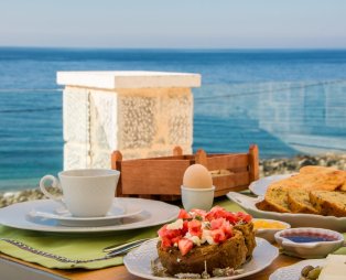 Alkyon SeaSide Studios: Απολαύστε μια ζεστή φιλοξενία στη Μάνη