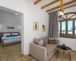 En Plo Boutique Suites: Ζήστε τις ιδανικές ρομαντικές διακοπές στη Σαντορίνη