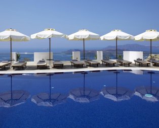 Volcano View Hotel: Μαγευτικές διακοπές στη Σαντορίνη με θέα την καλντέρα