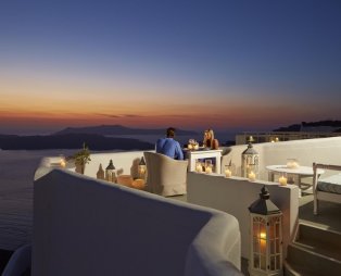 Volcano View Hotel: Μαγευτικές διακοπές στη Σαντορίνη με θέα την καλντέρα