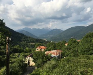Ξενώνας Χελιδόνα: Διαμονή μέσα στο καταπράσινο τοπίο στο Μικρό Χωριό Καρπενησίου