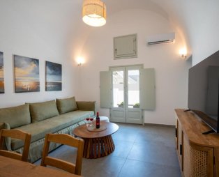 The Lemon Tree House: A quiet residence in the heart of Fira