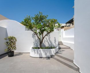 The Lemon Tree House: A quiet residence in the heart of Fira