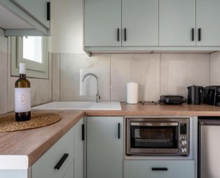 The Lemon Tree House: A quiet residence in the heart of Fira
