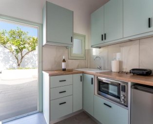 The Lemon Tree House: A quiet residence in the heart of Fira