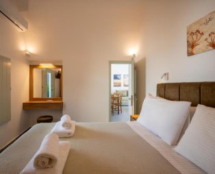 The Lemon Tree House: A quiet residence in the heart of Fira