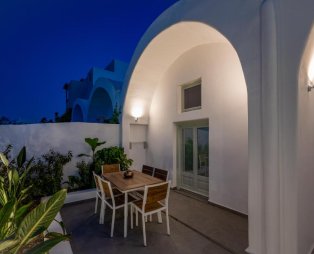 The Lemon Tree House: A quiet residence in the heart of Fira