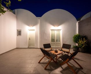 The Lemon Tree House: A quiet residence in the heart of Fira