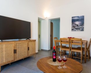 The Lemon Tree House: A quiet residence in the heart of Fira