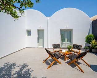 The Lemon Tree House: A quiet residence in the heart of Fira