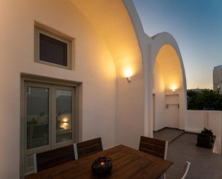 The Lemon Tree House: A quiet residence in the heart of Fira