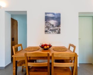 The Lemon Tree House: A quiet residence in the heart of Fira