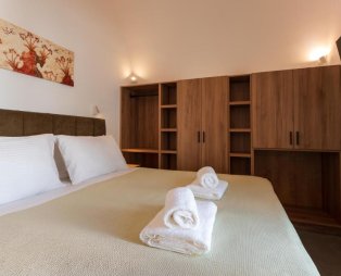 The Lemon Tree House: A quiet residence in the heart of Fira