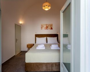 The Lemon Tree House: A quiet residence in the heart of Fira