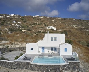 Villa Rodakes: Εμπειρία κυκλαδίτικης πολυτέλειας στη Σαντορίνη