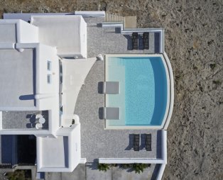 Villa Rodakes: Εμπειρία κυκλαδίτικης πολυτέλειας στη Σαντορίνη