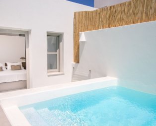 Thimari Lodge: Η κυκλαδίτικη αρχιτεκτονική συναντά τη σύγχρονη ματιά στη Σαντορίνη