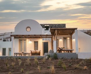 Thimari Lodge: Η κυκλαδίτικη αρχιτεκτονική συναντά τη σύγχρονη ματιά στη Σαντορίνη