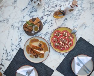 Petra Restaurant: Η γαστρονομική καρδιά του Sun Aeriko στην Τήνο