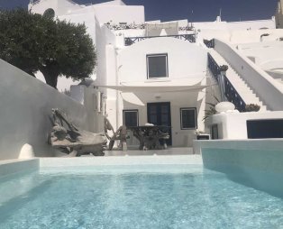 Stilvi Suites: Stay with an enchanting view of Santorinis volcano