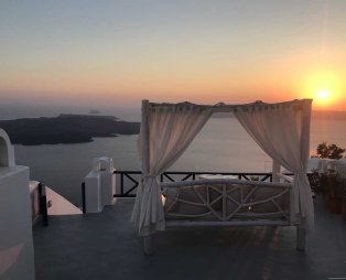 Stilvi Suites: Stay with an enchanting view of Santorinis volcano