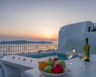 Stilvi Suites: Stay with an enchanting view of Santorinis volcano
