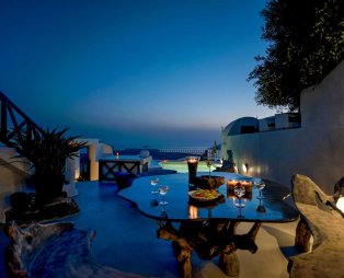 Stilvi Suites: Stay with an enchanting view of Santorinis volcano