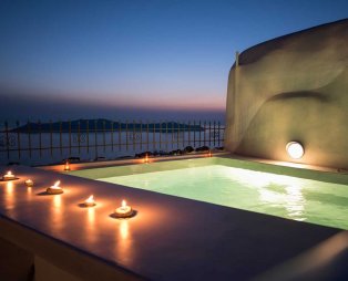 Stilvi Suites: Stay with an enchanting view of Santorinis volcano