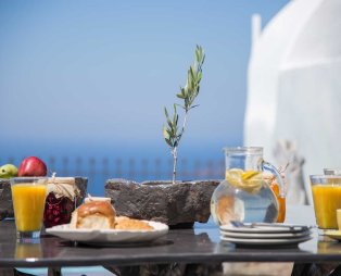Stilvi Suites: Stay with an enchanting view of Santorinis volcano