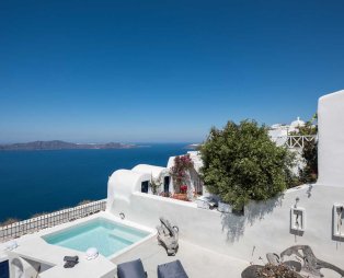Stilvi Suites: Stay with an enchanting view of Santorinis volcano