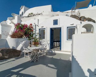 Stilvi Suites: Stay with an enchanting view of Santorinis volcano