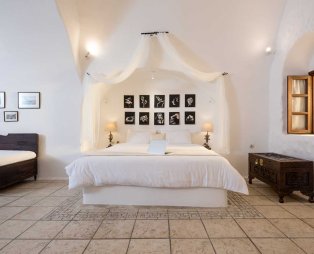 Stilvi Suites: Stay with an enchanting view of Santorinis volcano