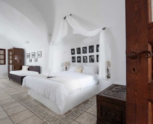 Stilvi Suites: Stay with an enchanting view of Santorinis volcano