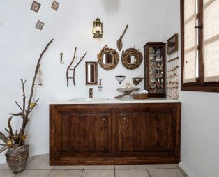 Stilvi Suites: Stay with an enchanting view of Santorinis volcano