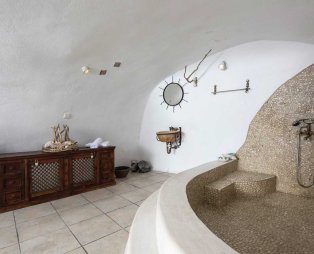 Stilvi Suites: Stay with an enchanting view of Santorinis volcano