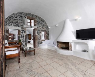 Stilvi Suites: Stay with an enchanting view of Santorinis volcano