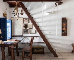 Stilvi Suites: Stay with an enchanting view of Santorinis volcano