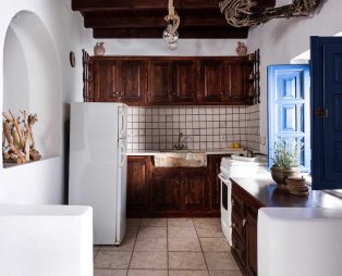 Stilvi Suites: Stay with an enchanting view of Santorinis volcano