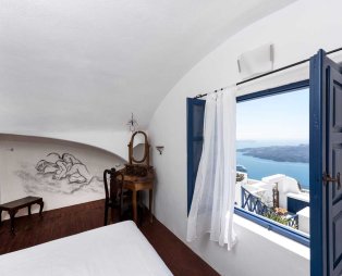 Stilvi Suites: Stay with an enchanting view of Santorinis volcano