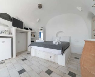 Stilvi Suites: Stay with an enchanting view of Santorinis volcano
