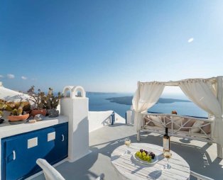 Stilvi Suites: Stay with an enchanting view of Santorinis volcano