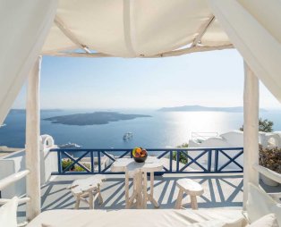 Stilvi Suites: Stay with an enchanting view of Santorinis volcano