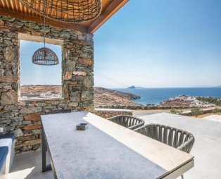 Verros Hut: Η φιλοξενία συναντά το γαλάζιο του Αιγαίου στην Κύθνο