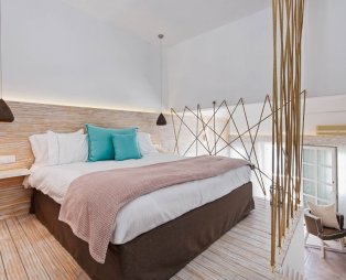 Athina Luxury Suites: Ζήστε την πολυτέλεια στη Σαντορίνη